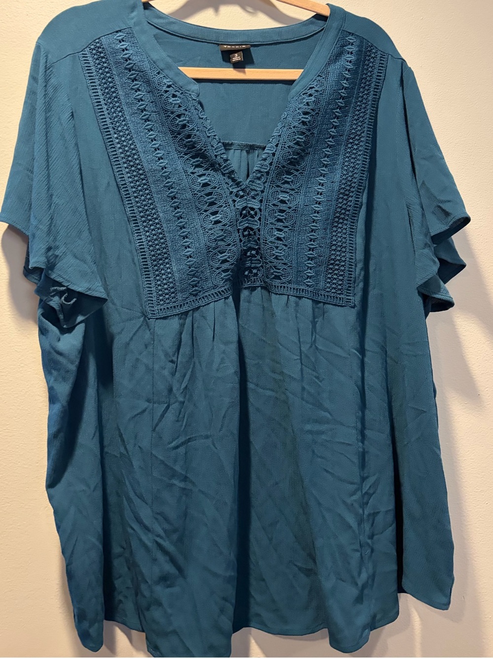 Torrid 3 (3X) teal boho blouse split Vneckline embroidered crocheted lace